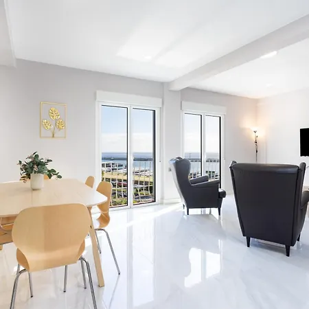 Home2book Spacious Harbour Views, Cruz *