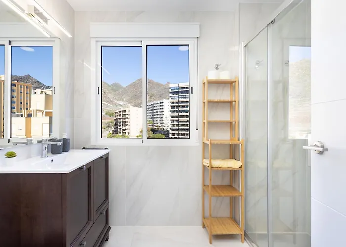 Home2book Spacious Harbour Views, Cruz *